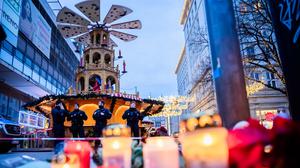 Polizisten sichern den Weihnachtsmarkt in Magdeburg.