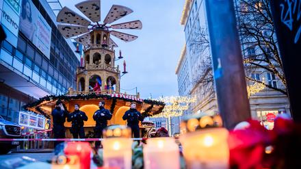 Polizisten sichern den Weihnachtsmarkt in Magdeburg. 