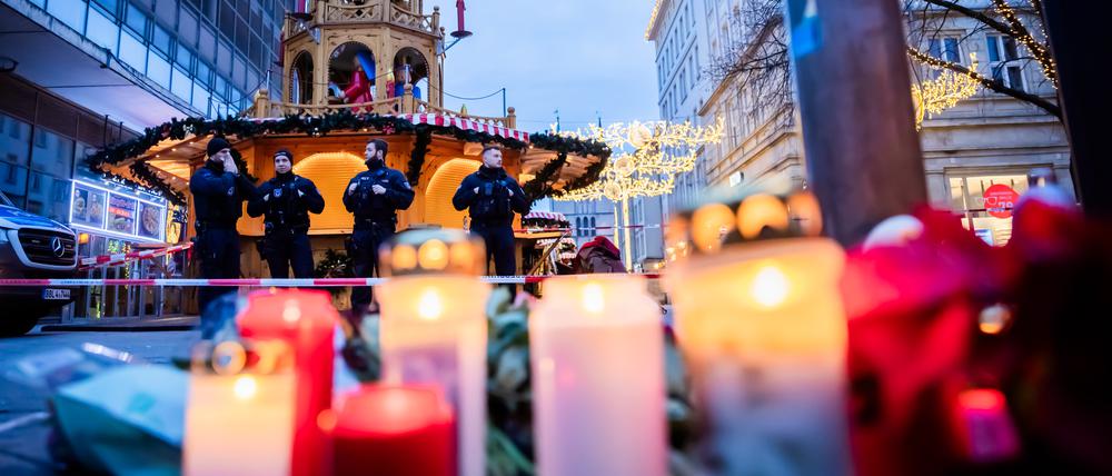 Polizisten sichern den Weihnachtsmarkt in Magdeburg. 