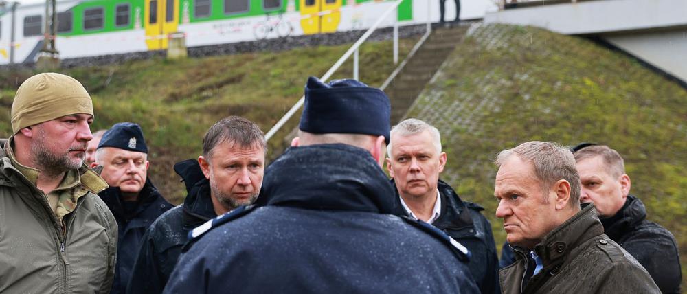 Ministerpräsident Tusk besichtigte die beschädigte Eisenbahnstrecke.