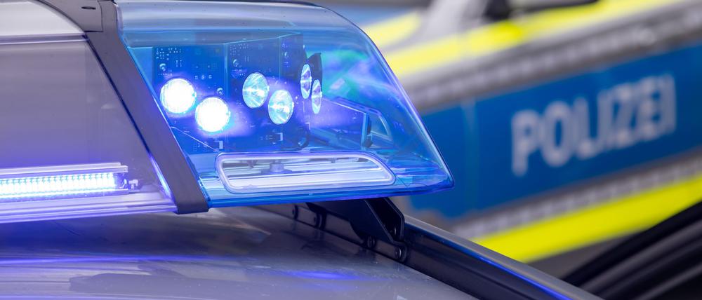 in Blaulicht auf dem Dach eines Polizeifahrzeugs.