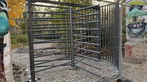 So sah das später gestohlene Drehkreuz vor dem Diebstahl aus - künftig sollen die Baumaßnahmen besser geschützt werden. (Archivbild)