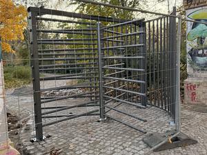 So sah das später gestohlene Drehkreuz vor dem Diebstahl aus - künftig sollen die Baumaßnahmen besser geschützt werden. (Archivbild)