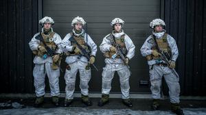 Norwegische Grenzsoldaten warten in der Pasvik Grenzstation auf den deutschen und norwegischen Verteidigungsminister. 