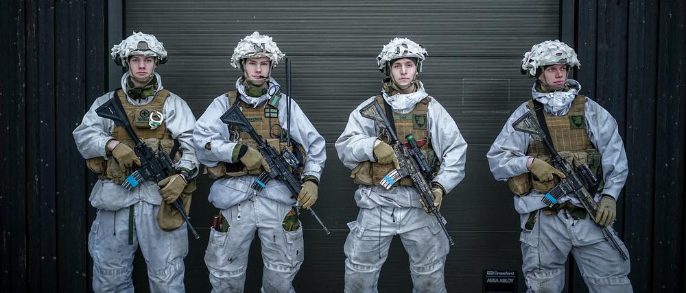 Norwegische Grenzsoldaten warten in der Pasvik Grenzstation auf den deutschen und norwegischen Verteidigungsminister.