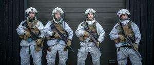 Norwegische Grenzsoldaten warten in der Pasvik Grenzstation auf den deutschen und norwegischen Verteidigungsminister. 