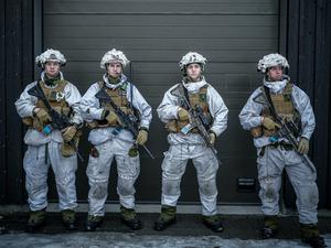 Norwegische Grenzsoldaten warten in der Pasvik Grenzstation auf den deutschen und norwegischen Verteidigungsminister. 