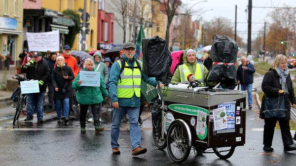 BU: Rund 300 Menschen demonstrierten am Sonnabend in Berlin-Karlshorst gegen die geplante Überbauung eines grünen Innenhofs im Ilsekiez. Fotocredit: Privat