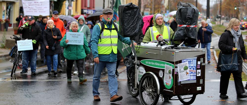 BU: Rund 300 Menschen demonstrierten am Sonnabend in Berlin-Karlshorst gegen die geplante Überbauung eines grünen Innenhofs im Ilsekiez. Fotocredit: Privat