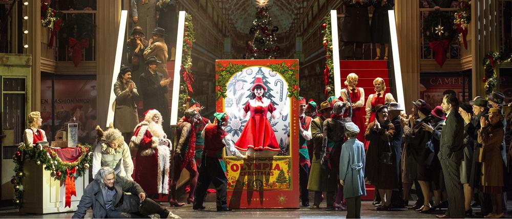 Szene aus dem Olympia-Akt von Lydia Steiers Inszenierung von Jacques Offenbachs „Les Contes d’Hoffmann“ an der Berliner Staatsoper.