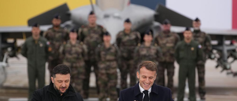 Selenskyj und Macron unterzeichneten eine Absichtserklärung zum Kauf von bis zu 100 Rafale-Jets durch Kiew.