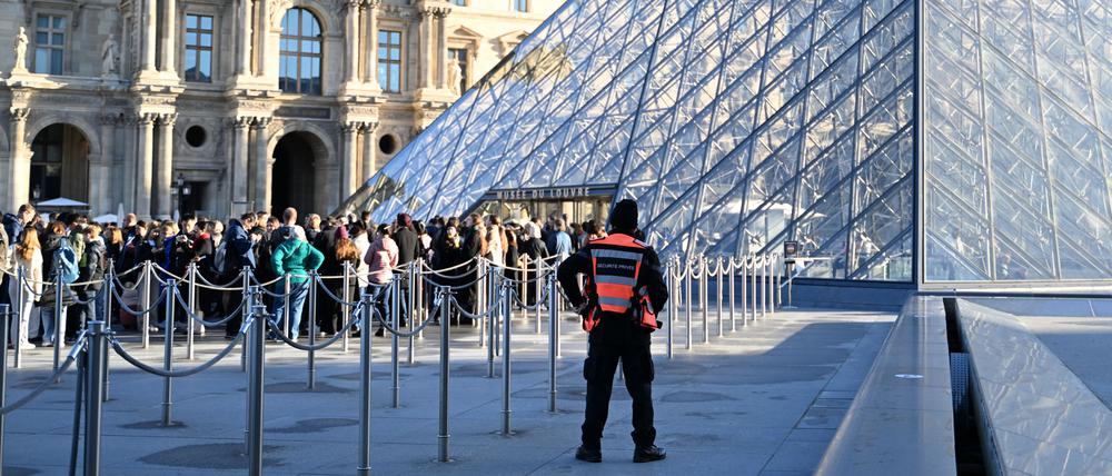 Menschen stehen Schlange, um das Louvre-Museum zu betreten (Symbolbild).