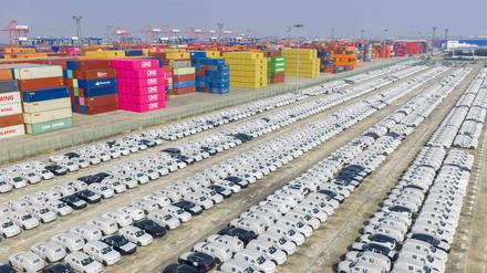Im Container-Hafen von Nanjing warten Autos auf die Verladung.