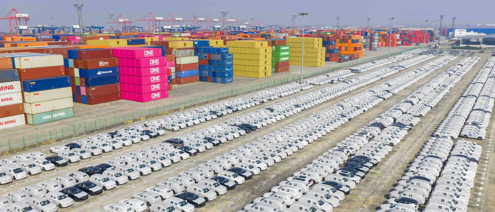 Im Container-Hafen von Nanjing warten Autos auf die Verladung.