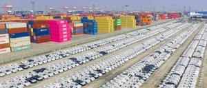 Im Container-Hafen von Nanjing warten Autos auf die Verladung.