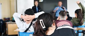 Präventionsworkshop der Polizei Berlin in der Walter-Gropius-Schule in Berlin-Neukölln mit Polizebeamten.