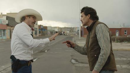 Sheriff Joe (Joaquin Phoenix, links)) und Bürgermeister Ted (Pedro Pascal) beim Wortduell auf der Hauptstraße von Eddington.