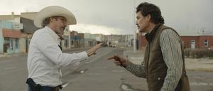 Sheriff Joe (Joaquin Phoenix, links)) und Bürgermeister Ted (Pedro Pascal) beim Wortduell auf der Hauptstraße von Eddington.