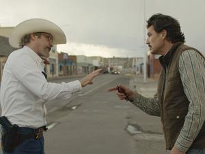 Sheriff Joe (Joaquin Phoenix, links)) und Bürgermeister Ted (Pedro Pascal) beim Wortduell auf der Hauptstraße von Eddington. 