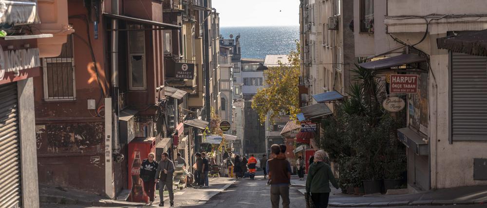 Nach dem Tod einer Familie aus Hamburg im Türkei-Urlaub wurde ihr Hotel in Istanbul evakuiert. Das Hotel im Stadtteil Fatih geriet in den Fokus der Ermittlungen, nachdem zwei weitere Touristen mit Vergiftungserscheinungen ins Krankenhaus eingeliefert worden waren. 