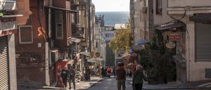 Nach dem Tod einer Familie aus Hamburg im Türkei-Urlaub wurde ihr Hotel in Istanbul evakuiert. Das Hotel im Stadtteil Fatih geriet in den Fokus der Ermittlungen, nachdem zwei weitere Touristen mit Vergiftungserscheinungen ins Krankenhaus eingeliefert worden waren. 