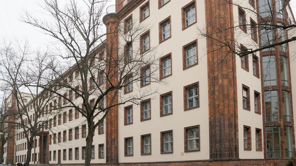 Büros in einem Berliner Baudenkmal bietet die ehemalige Oberpostdirektion neben dem Lietzensee in Charlottenburg.
