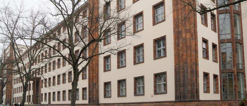 Büros in einem Berliner Baudenkmal bietet die ehemalige Oberpostdirektion neben dem Lietzensee in Charlottenburg.