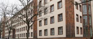 Büros in einem Berliner Baudenkmal bietet die ehemalige Oberpostdirektion neben dem Lietzensee in Charlottenburg.