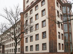 Büros in einem Berliner Baudenkmal bietet die ehemalige Oberpostdirektion neben dem Lietzensee in Charlottenburg.