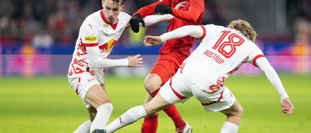 Der FC Bayern um Konrad Laimer (M) spielt am 6. Januar in Salzburg. (Archivbild)