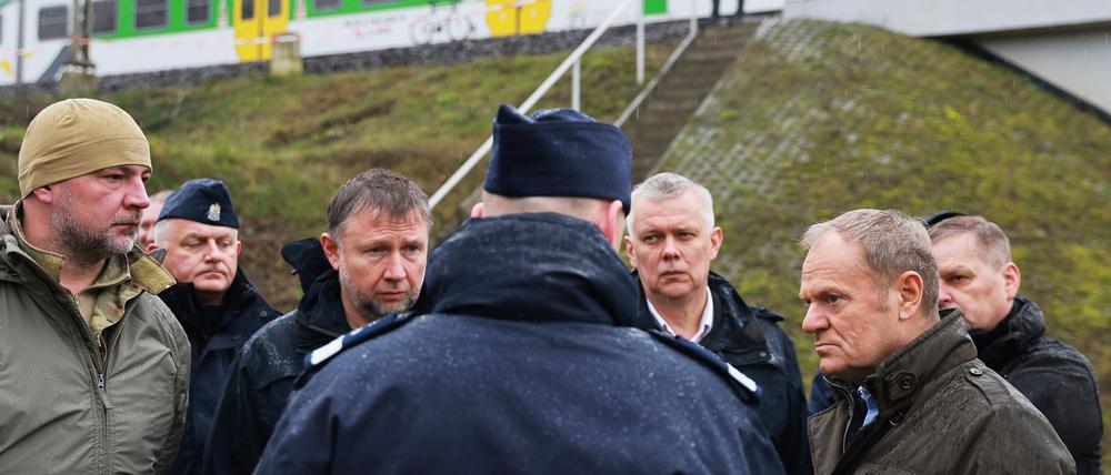 Ministerpräsident Tusk besichtigte die beschädigte Eisenbahnstrecke.