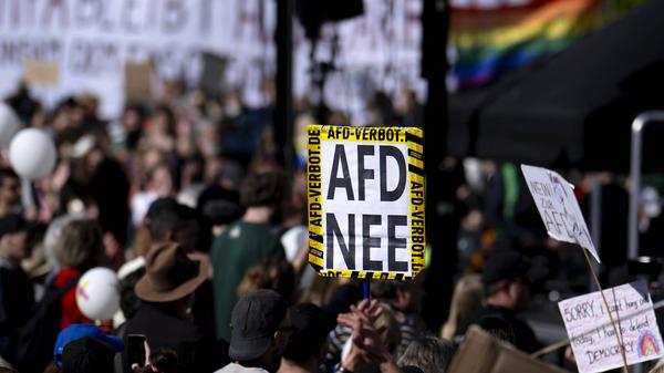 Demo für ein AfD-Verbot, die vom Verfassungsschutz als extremistischer Verdachtsfall geführt wird. Von der Jugendorganisation Junge Alternative, die als gesichert rechtsextrem gilt, hatte sich die Partei getrennt. Nun soll es eine neud Nachwuchsorganisation geben.