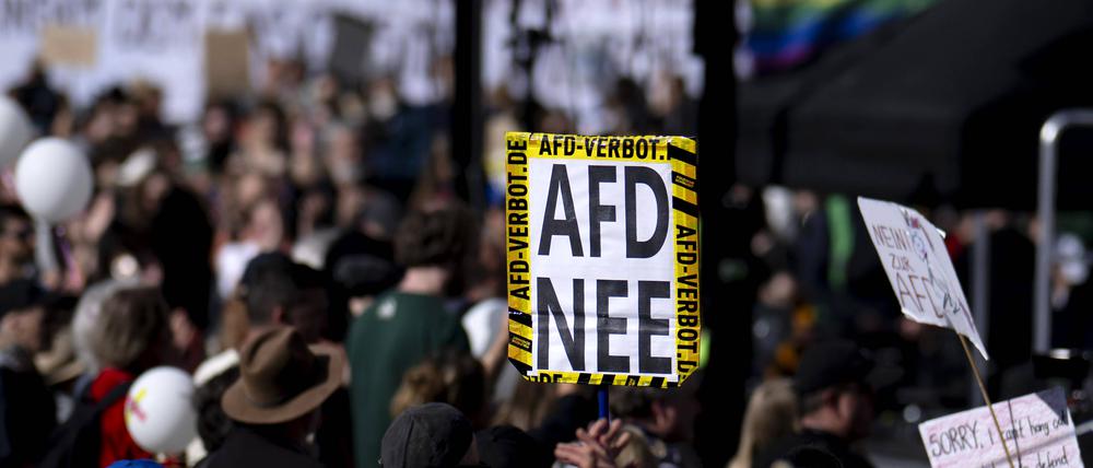 Demo für ein AfD-Verbot, die vom Verfassungsschutz als extremistischer Verdachtsfall geführt wird. Von der Jugendorganisation Junge Alternative, die als gesichert rechtsextrem gilt, hatte sich die Partei getrennt. Nun soll es eine neu Nachwuchsorganisation geben.