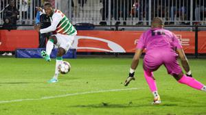 Sheraldo Becker beim Torschuss für Surinam.  Der Stürmer spielte von 2019 bis 2024 beim 1. FC Union. 