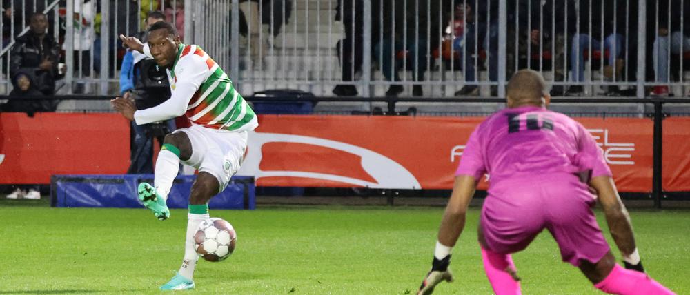 Sheraldo Becker beim Torschuss für Surinam.  Der Stürmer spielte von 2019 bis 2024 beim 1. FC Union. 