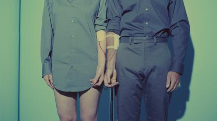 Eine Frau und ein Mann bei einer Bluttransfusion (Symbolbild).