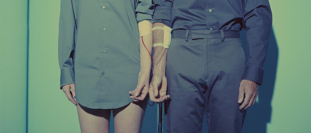 Eine Frau und ein Mann bei einer Bluttransfusion (Symbolbild).