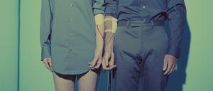 Eine Frau und ein Mann bei einer Bluttransfusion (Symbolbild).