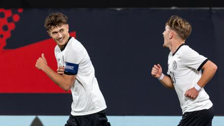 Tom Bischof (l) hatte gegen Malta hatte Spaß im Zusammenspiel mit Lennart Karl.