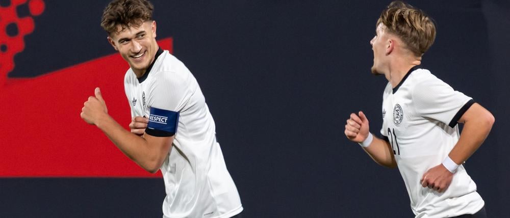 Tom Bischof (l) hatte gegen Malta hatte Spaß im Zusammenspiel mit Lennart Karl.