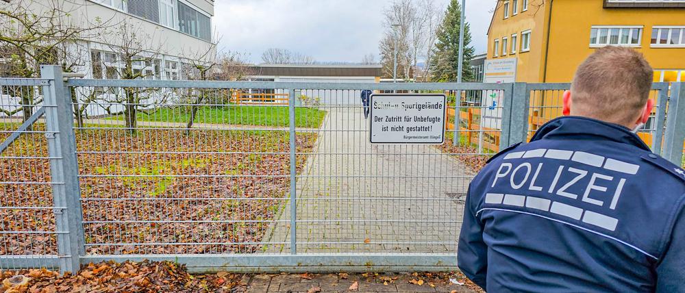 Aussagekräftige Symbolfotos zum Thema Blaulicht: Polizei und Einsatzkräfte - Blaulichtfotos zur Berichterstattung Aussagekräftige Symbolfotos zum Thema Blaulicht: Polizei und Einsatzkräfte - Blaulichtfotos zur Berichterstattung *** Meaningful symbol photos on the subject of blue light Police and emergency services Blue light photos for reporting Meaningful symbol photos on the subject of blue light Police and emergency services Blue light photos for reporting Copyright: xEinsatzReport24x