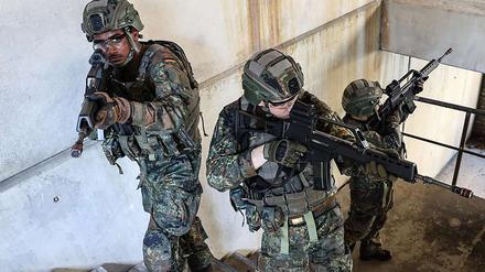 Bundeswehr-Soldaten beim Üben des Häuserkampfs.