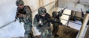Bundeswehr-Soldaten beim Üben des Häuserkampfs.
