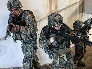 Bundeswehr-Soldaten beim Üben des Häuserkampfs.