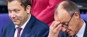 Lars Klingbeil (SPD, l), Bundesminister der Finanzen, und Bundeskanzler Friedrich Merz (CDU) sitzen zu Beginn der Plenarsitzung in der Regierungsbank im Deutschen Bundestag. 