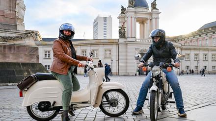 Die Brandenburger Landtagsabgeordneten Nadine Graßmel (l) und Wolfgang Roick (beide SPD) fahren mit ihren Simson-Mopeds auf dem Alten Markt vor dem Landtag vor.