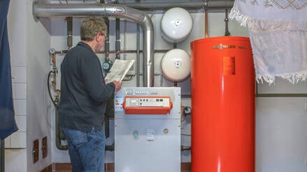 Gasheizung und Warmwasserspeicher in einem Heizungskeller in einer Privatwohnung.