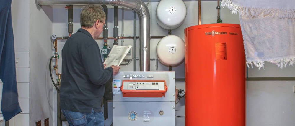 Gasheizung und Warmwasserspeicher in einem Heizungskeller in einer Privatwohnung.
