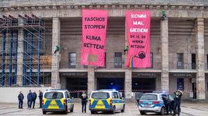 Aktivisten von Robin Wood mobilisieren für einen Gegenprotest gegen die Neugründung der AfD-Jugend Ende November und enthüllen Banner am Olympiastadion.