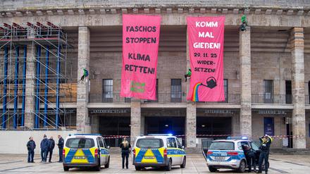 Aktivisten von Robin Wood mobilisieren für einen Gegenprotest gegen die Neugründung der AfD-Jugend Ende November und enthüllen Banner am Olympiastadion.